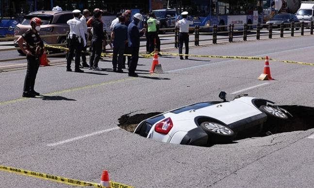 지난 8월 29일 경찰 및 소방 관계자들이 서울 서대문구 성산로 한 도로에서 발생한 땅 꺼짐(싱크홀) 현상 현장을 정리하고 있다. 연합뉴스