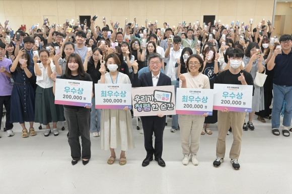 김길성(앞줄 가운데) 서울 중구청장이 지난달 29일 ‘도전 청렴 골든벨’ 수상자들과 기념사진을 찍고 있다. 중구 제공