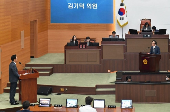 지난달 28일 서울시의회 제326회 제2차 본회의 시정질문에서 오세훈 시장에게 질의하는 김기덕 의원