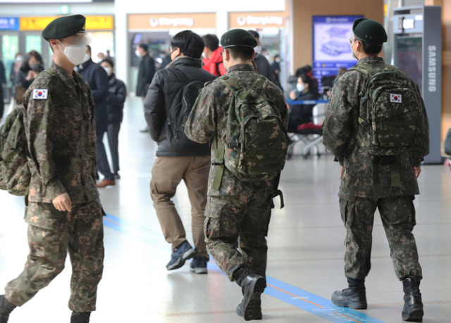 휴가 나온 장병들이 고향집으로 가기 위해 용산역에서 KTX를 타려고 이동하고 있다. 연합뉴스