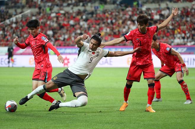 중국 장위닝(가운데)이 지난 6월 북중미월드컵 아시아 2차예선 한국전에서 홍현석과 김진수 사이에서 넘어지고 있다. Getty Images코리아