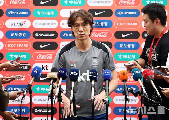 홍명보 대한민국 축구 국가대표팀 감독이 2일 오후 경기 고양시 고양종합운동장에서 공개훈련에 앞서 인터뷰를 하고 있다. 대표팀은 오는 5일 서울 상암월드컵경기장에서 팔레스타인과 2026 국제축구연맹(FIFA) 북중미 월드컵 3차 예선 1차전을 치른다. /사진=뉴시스