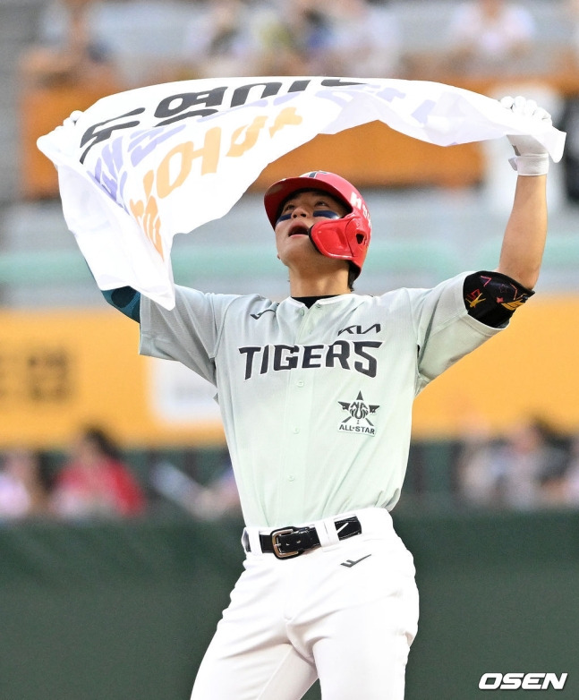 KIA 김도영이 지난 7월 인천SSG랜더스필드에서 열린 2024 KBO 올스타전에서 '도영이는 팬분들 덕분에 살어야'라는 문구이 써진 플래카드를 들고 있다.