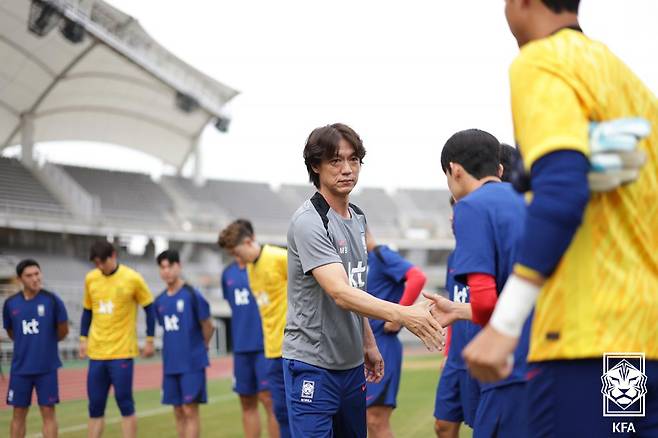 이재성이 2일 고양종합운동장에서 진행된 대한민국 축구 국가대표팀 9월 A매치 소집 훈련 첫날 인터뷰에서 처음 일하게 된 홍명보 신임 축구 대표팀 감독에 대해 입을 열었다.   축구대표팀은 오는 5일 오후 8시 서울월드컵경기장에서 팔레스타인, 11일 오후 11시 오만 무스카트에 있는 술탄 카부스 스포츠 종합운동장에서 오만과 2026 국제축구연맹(FIFA) 북중미(캐나다-미국-멕시코 공동개최) 월드컵 아시아지역 3차 예선 B조 1, 2차전을 치른다. 대한축구협회