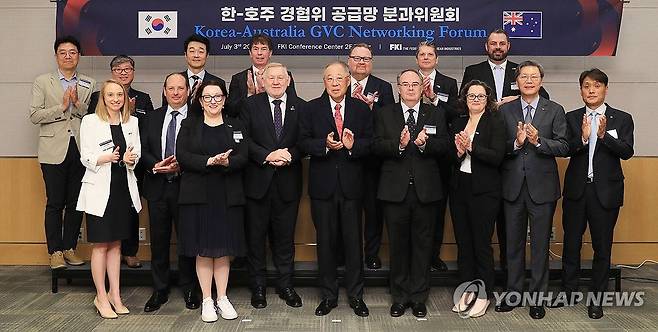 '한-호주 경협위 공급망 분과위원회' (서울=연합뉴스) 류진 한국경제인협회 회장이 3일 서울 영등포구 FKI타워 컨퍼런스센터에서 열린 '한-호주 경협위 공급망 분과위원회'에서 마틴 퍼거슨 AKBC 회장 및 참석자들과 기념 촬영하고 있다. 2024.7.3 [한국경제인협회 제공. 재판매 및 DB 금지] photo@yna.co.kr