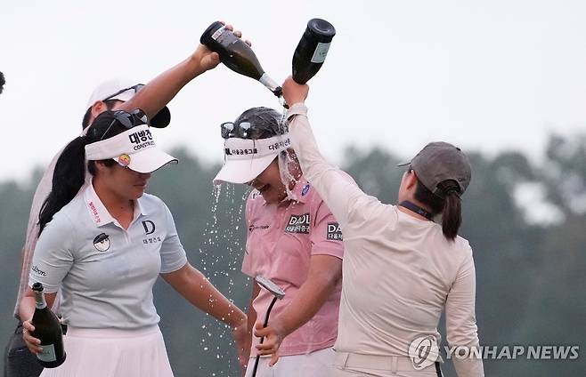 연장전 승리 후 축하 받는 유해란 [게티이미지/AFP=연합뉴스]