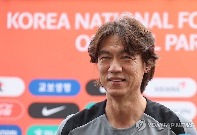 홍명보 감독, 밝은 얼굴로 (고양=연합뉴스) 박동주 기자 = 홍명보 축구 국가대표팀 감독이 2일 경기 고양시 고양종합운동장에서 2026 북중미 월드컵 아시아지역 3차 예선 대비 훈련에 앞서 취재진과 인터뷰하고 있다. 2024.9.2 pdj6635@yna.co.kr