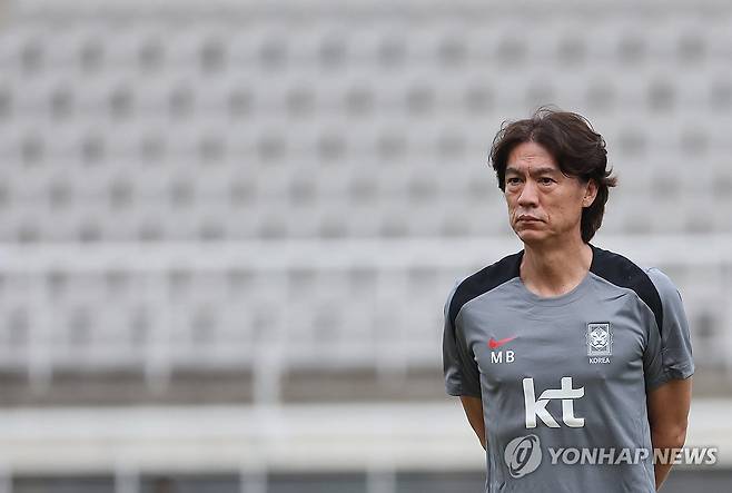 심각한 표정의 홍명보 감독 (고양=연합뉴스) 박동주 기자 = 홍명보 축구 국가대표팀 감독이 2일 경기 고양시 고양종합운동장에서 2026 북중미 월드컵 아시아지역 3차 예선을 앞두고 열린 선수들의 훈련 모습을 지켜보고 있다. 2024.9.2 pdj6635@yna.co.kr