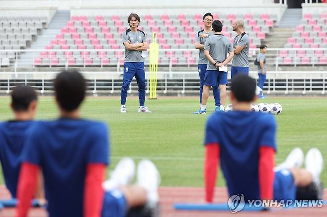 훈련 지켜보는 홍명보 감독 (고양=연합뉴스) 박동주 기자 = 홍명보 축구 국가대표팀 감독이 2일 경기 고양시 고양종합운동장에서 2026 북중미 월드컵 아시아지역 3차 예선을 앞두고 열린 선수들의 훈련 모습을 지켜보고 있다. 2024.9.2 pdj6635@yna.co.kr