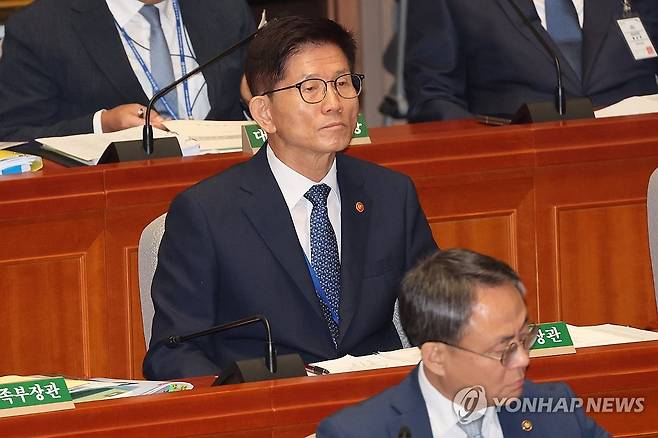 예결특위 출석한 김문수 고용노동부 장관 (서울=연합뉴스) 김주성 기자 = 김문수 고용노동부 장관이 2일 오전 국회에서 2023 회계연도 결산심사를 위해 열린 예산결산특별위원회 전체회의에 참석해 위원의 발언을 듣고 있다. 2024.9.2 utzza@yna.co.kr