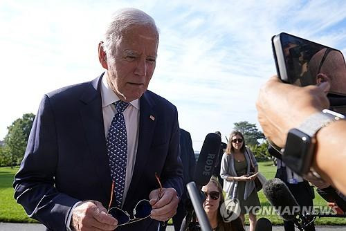 기자들 질문에 답변하는 바이든 [워싱턴 AP=연합뉴스. 재판매 및 DB 금지]