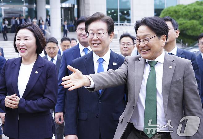 강기정 광주시장이 2일 오전 서울 국회의원회관에서 열린 '광주의 날' 개막식에 참석한 이재명 더불어민주당 대표를 야외 캐스퍼 전기차(EV) 전시장으로 안내하고 있다.(광주시 제공)2024.9.2/뉴스1