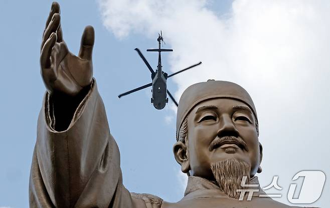 육군 헬기가 14일 오후 서울 종로구 광화문광장 일대에서 국군의 날 시가행진 예행 연습을 위한 비행 훈련을 하고 있다. 2024.8.14/뉴스1 ⓒ News1 장수영 기자