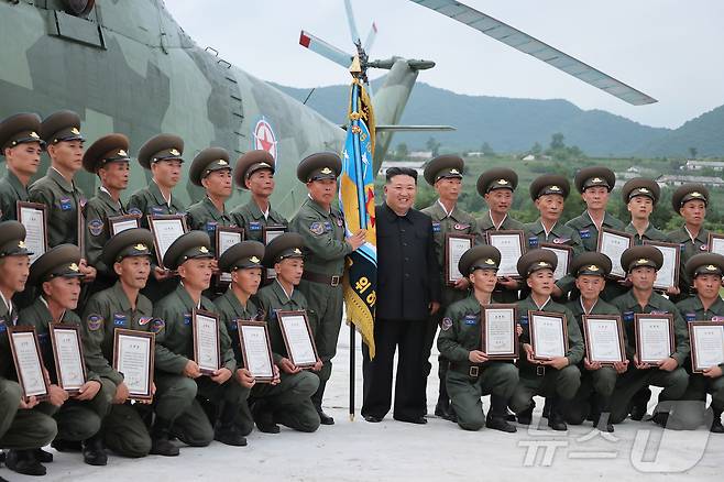 (평양 노동신문=뉴스1) = 지난 달 김정은 노동당 총비서가 인민군 공군 직승비행 부대를 축하방문한 모습. 김 총비서 왼편에 서 있는 사람이 김면후 인민공군 직승비행부대장. [국내에서만 사용가능. 재배포 금지. DB 금지. For Use Only in the Republic of Korea. Redistribution Prohibited] rodongphoto@news1.kr