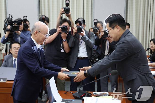 안창호 국가인권위원회 위원장 후보자가 3일 오전 서울 여의도 국회 운영위원회에서 열린 인사청문회에서 박찬대 위원장에게 선서문을 전달하고 있다. 2024.9.3/뉴스1 ⓒ News1 신웅수 기자