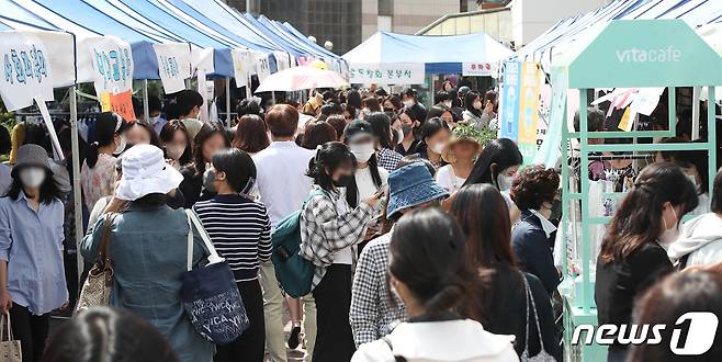 이화여자대학교 총동창회 대바자회'에서 참가자들이 물품을 판매하고 있다. /뉴스1 ⓒ News1 임세영 기자