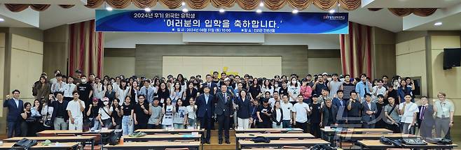 동의과학대학교 '부산 라이즈 정주형 유학프로그램 외국인 유학생 후기 입학식'에 참석한 학생들이 기념촬영을 하고 있다. (동의과학대 제공)