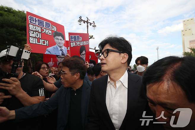 한동훈 국민의힘 대표가 3일 오후 경북 구미 박정희 전 대통령 생가를 찾아 참배하기 위해 이동하는 도중 지지자와 반대자, 유튜버 등이 뒤엉켜 혼잡이 빚어지고 있다. 2024.9.3/뉴스1 ⓒ News1 공정식 기자