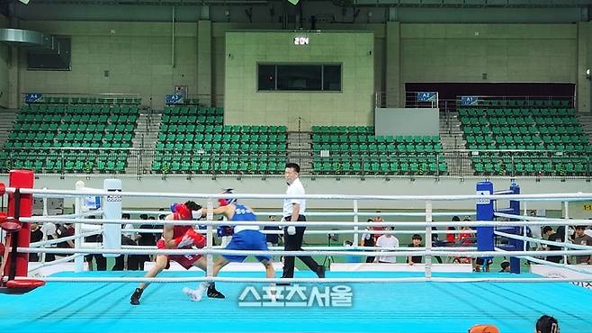 지난 24일 인천 선학체육관에서 열린 제3회 대한체육회장배 전국생활복싱대회 모습. 인천 | 김용일 기자