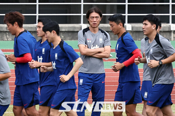 홍명보 대한민국 축구 국가대표팀 감독이 2일 오후 경기 고양시 고양종합운동장에서 열린 공개훈련에서 선수들을 지켜보고 있다. 대표팀은 오는 5일 서울 상암월드컵경기장에서 팔레스타인과 2026 국제축구연맹(FIFA) 북중미 월드컵 3차 예선 1차전을 치른다. 사진┃뉴시스