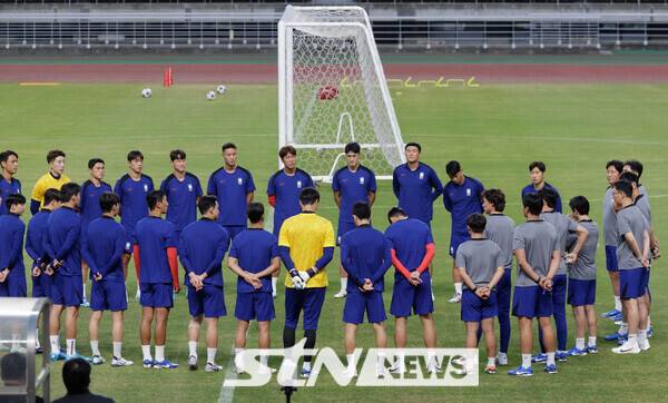 홍명보 대한민국 축구 국가대표팀 감독을 비롯한 선수들이 3일 경기 고양종합운동장에서 훈련을 하고 있다. 대표팀은 오는 5일 서울월드컵경기장에서 팔레스타인과 2026 국제축구연맹(FIFA) 북중미 월드컵 3차 예선 1차전을 치른다. 사진┃뉴시스