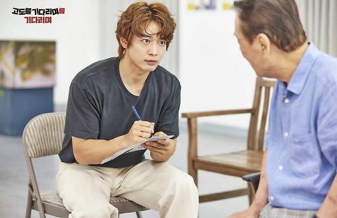연극 '고도를 기다리며를 기다리며' 최민호(왼쪽), 이순재. 사진 제공=파크컴퍼니 공식 SNS 계정.
