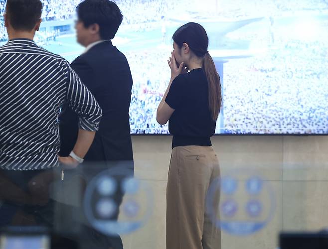 스포츠공정위 재심의 앞둔 이해인

    (서울=연합뉴스) 류영석 기자 = 해외 전지훈련 기간 술을 마시고 이성 후배에게 성적 가해를 한 혐의로 3년 자격 정지 징계를 받은 피겨스케이팅 여자 싱글 전 국가대표 이해인이 29일 오후 대한체육회 스포츠공정위원회 재심의가 열리는 서울 송파구 올림픽회관에 들어서고 있다. 2024.8.29