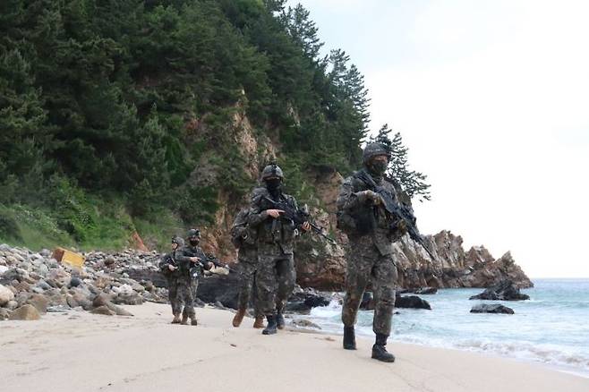 장병들은 매일 해안철책을 따라 철책에 이상이 없는지 확인한다. (사진제공=육군)