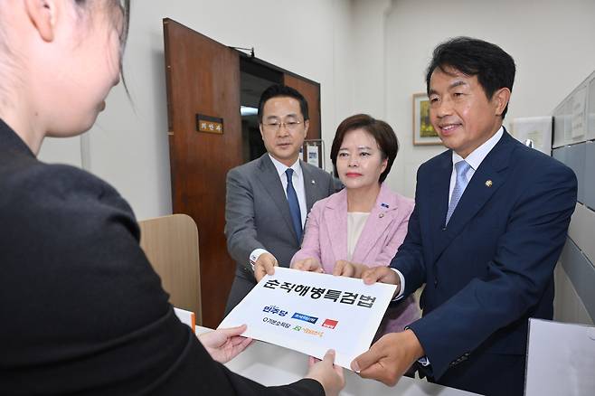 박성준 더불어민주당 의원(왼쪽부터), 정춘생 조국혁신당 의원, 윤종오 진보당 의원이 3일 오후 서울 여의도 국회 의안과에 야5당이 공동발의한 순직해병특검법을 제출하고 있다. /뉴스1