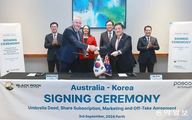 3일 호주 퍼스 크라운타워스에서 열린 ‘제45차 한-호주 경제협력위원회 합동회의’에서 포스코인터내셔널과 호주계 광업회사인 블랙록마이닝이 4000만 달러 규모의 투자계약을 체결하고 있다.  오른쪽부터 장인화 포스코그룹  회장, 이계인 포스코인터내셔널 대표이사, 정인교 산업통상자원부 통상교섭본부장, 메들린 킹 호주연방 자원부 장관, 리차드 크룩스 블랙록마이닝 비상임회장, 김준형 포스코홀딩스 이차전지소재 총괄. 포스코인터내셔널 제공
