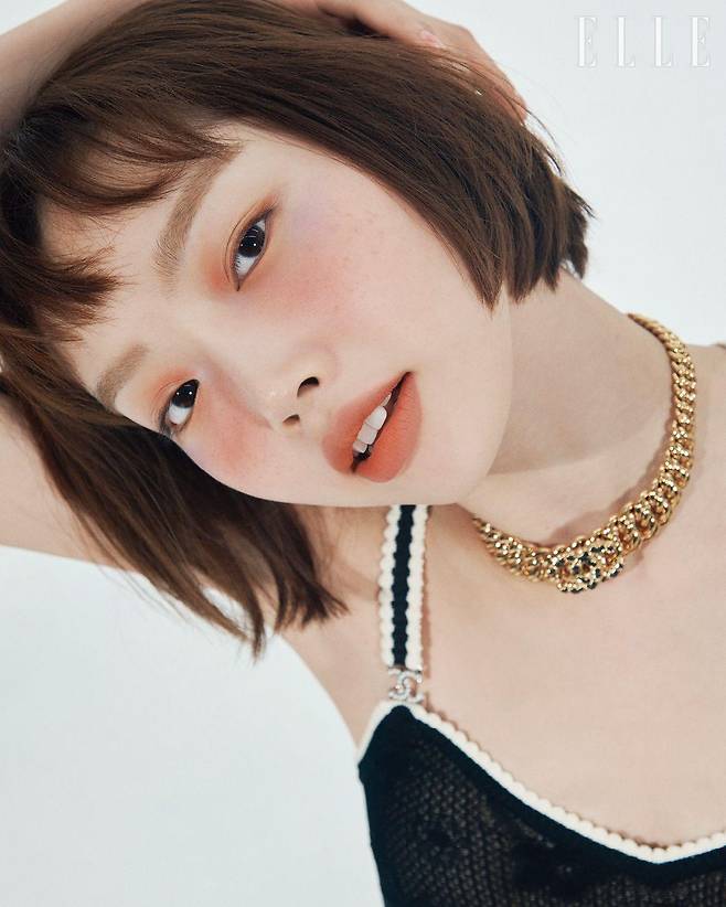블랙 니트 톱과 네크리스는 모두 Chanel.