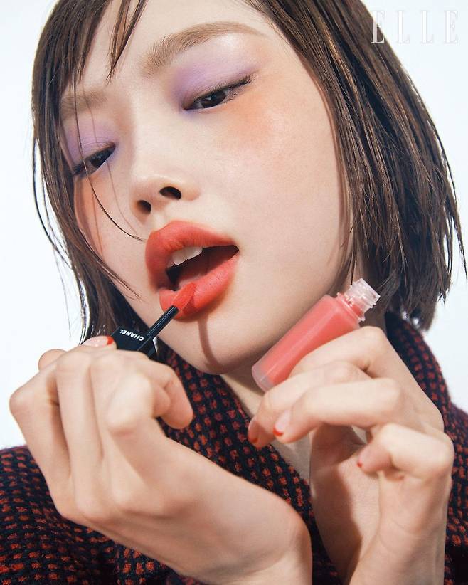 트위드 재킷은 Chanel.