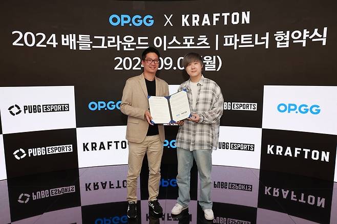 크래프톤이 게임 데이터 플랫폼 오피지지(OP.GG)와 PUBG: 배틀그라운드 e스포츠 파트너십을 위한 협약식을 체결했다. 이민호 크래프톤 e스포츠 총괄(왼쪽)과 최상락 오피지지 대표가 기념촬영했다.