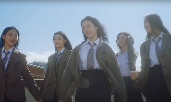 ‘디토’ 뮤직비디오 한 장면. 유튜브 갈무리