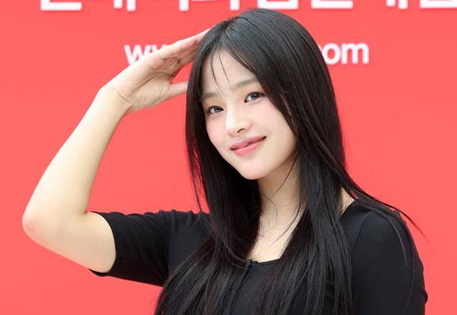 민희진 전 대표가 어도어 대표직에서 해임된데 이어 뉴진스의 뮤직비디오 다수를 연출해 온 돌고래유괴단 신우석 감독이 어도어와의 협업 중단을 선언한 가운데, 뉴진스 민지가 의미심장한 심경을 밝혔다. 뉴스1