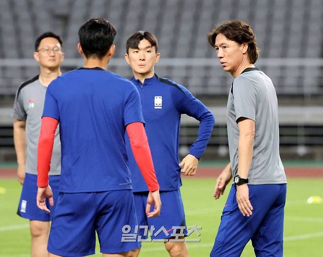 홍명보 감독이 3일 오후 경기 고양시 고양종합운동장에서 진행된 축구국가대표 훈련에서 손흥민과 얘기를 나누고 있다. 주장 손흥민 등 해외파까지 모두 합류해 완전체로 훈련을 시작한 대한민국 축구대표팀은 5일 서울월드컵경기장에서 '2026 국제축구연맹(FIFA) 북중미 월드컵' 3차 예선 팔레스타인전을 치르고 10일에는 오만과의 원정경기를 갖는다. 고양=김민규 기자 mgkim1@edaily.co.kr /2024.09.03/