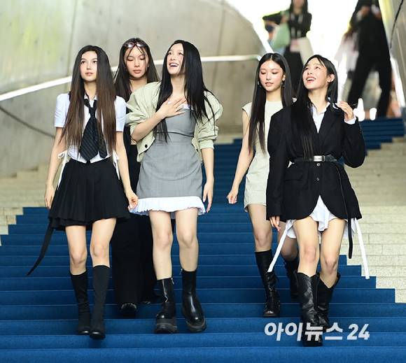 '팬들 보며 밝은 미소' 그룹 뉴진스(NewJeans)가 3일 오전 서울 중구 동대문디자인플라자에서 열린 '2025 S/S 서울패션위크' 포토월 행사에 참석하고 있다. [사진=정소희 기자]