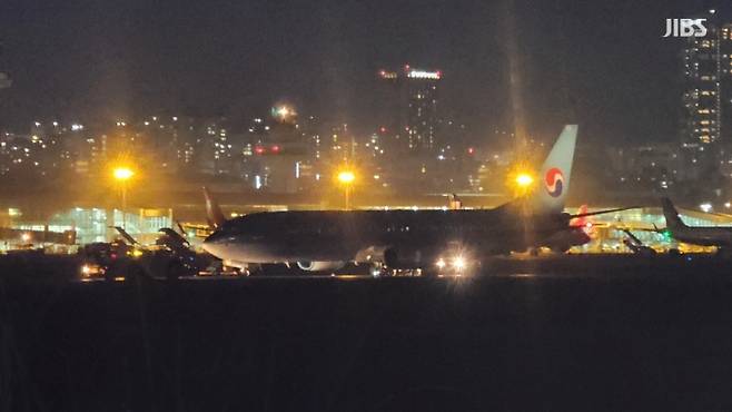 지난달 26일 밤 8시 55분 김포행 대한항공 KE1336편 항공기가 제주국제공항 활주로에서 이륙 도중 고장으로 멈춰선 모습