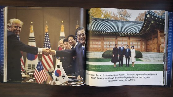 도널드 트럼프 전 미국 대통령이 3일(현지시간) 출판하는 책 『세이브 아메리카(Save America)』에는 2017년 11월 7일 한국을 방문해 당시 문재인 전 대통령 부부와 찍은 기념사진이 담겼다. 워싱턴=김형구 특파원