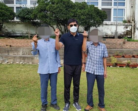 배상윤 KH그룹 회장(가운데)이 2021년 9월 전남 영광군 송이도에서 마을 관계자들과 기념촬영을 하고 있다. KH그룹 관계자들과 송이도를 찾은 배 회장은 5000만원을 기부해 산책로 '소원길'을 조성했다. 사진 박영길 송이도 발전위원장 제공