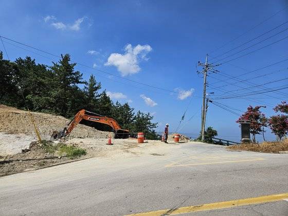 지난 3일 전남 영광군 백수해안도로 남쪽 끝 지점에서 진입로 확장공사가 진행 중이다. 이 공사에 대한 KH그룹의 지원 계획은 사실상 백지화된 상태다. 석경민 기자