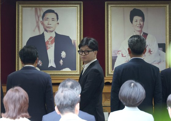 국민의힘 한동훈 대표가 3일 오후 경북 구미시 상모동 박정희 전 대통령 생가 추모관을 방문해 헌화 및 분향을 하고 있다. 연합뉴스