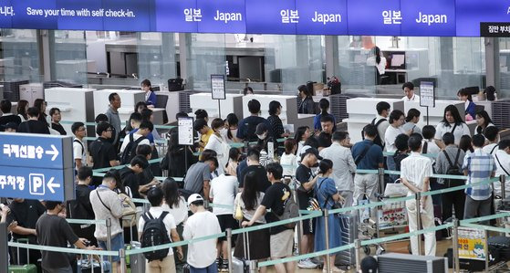 7일 인천국제공항 제1여객터미널 출국장에서 일본행 여행객들이 출국수속을 기다리고 있다. 국토교통부 항공 통계에 따르면 올해 상반기 국제선 항공 노선 중 가장 붐빈 곳은 인천국제공항에서 일본 오사카 간사이공항을 오가는 노선으로, 국내 공항발 국제선 노선 중 이용객 수 1위를 차지했다. 뉴스1