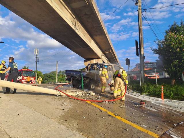 ▲ 3일 오전 6시 36분쯤 강릉시 홍제동 강릉대교에서 교통사고가 발생, 추락한 포터 차량에 불이나 소방 당국이 진압에 나섰다.(사진=강릉소방서 제공)