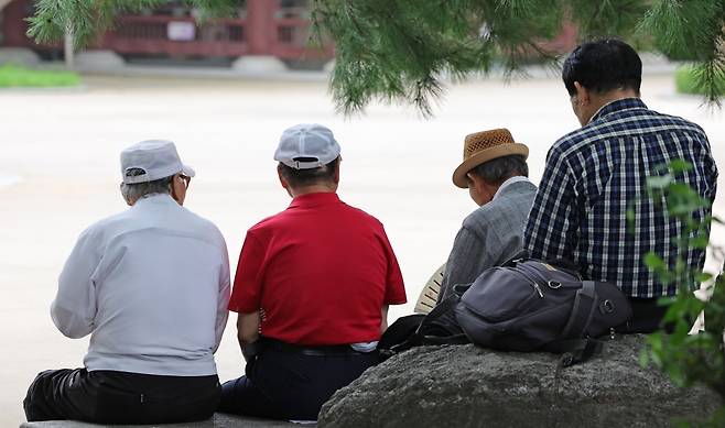 서울 종로구 탑골공원에서 노인들이 휴식하고 있는 모습. 사진=한국경제신문