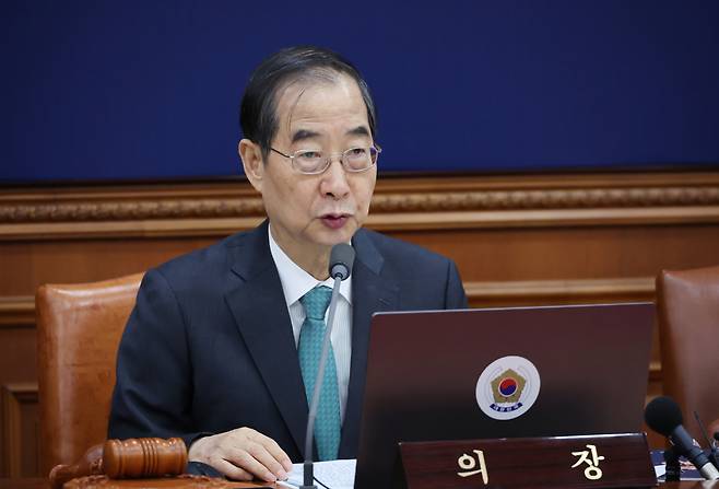 Prime Minister Han Duck-soo presides over a Cabinet meeting held at the government complex in Seoul on Tuesday. (Yonhap)