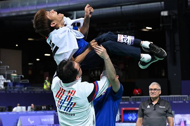 Coaches celebrate with Jeong Ho-won following his gold medal win in the men's individual boccia event at the Paris Paralympic Games on Monday. (Yonhap)