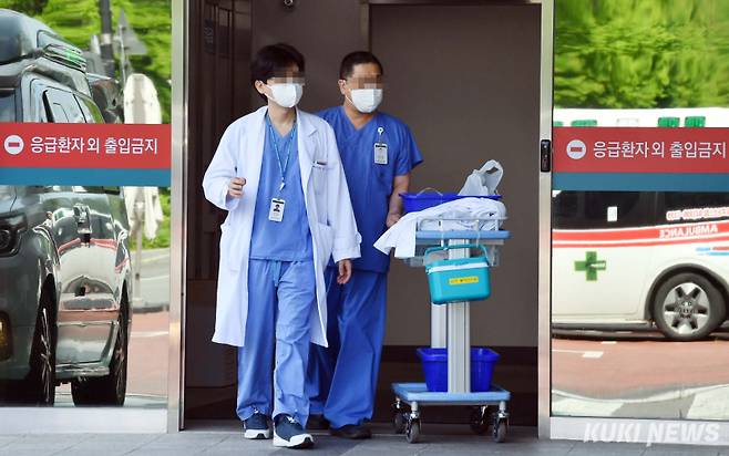 서울의 한 의과대학 응급의료센터에서 의료진이 이동하고 있다. 사진=곽경근 대기자