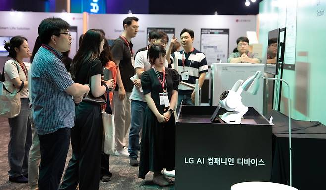 8월 26일~27일 서울 마곡 LG사이언스파크에서 진행되는 LG 테크페어에서 LG 직원들이 LG전자의 공감지능 가전인 LG AI 컴패니언 디바이스에 대한 설명을 듣고 있다.<LG그룹>