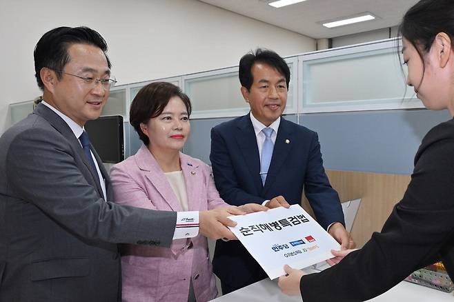 박성준 더불어민주당 의원, 정춘생 조국혁신당 의원, 윤종오 진보당 의원(왼쪽부터)이 3일 오후 국회 의안과에 야5당이 공동 발의한 '순직해병특검법안'을 제출하고 있다. 한주형 기자